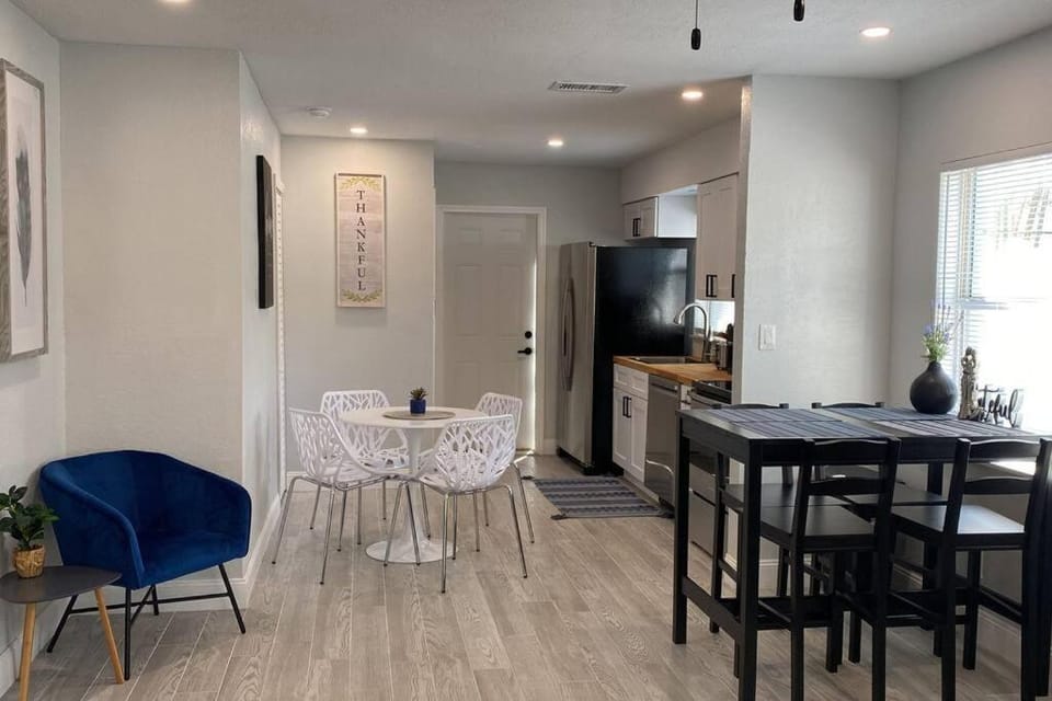 Kitchen or kitchenette, Seating area, Dining area