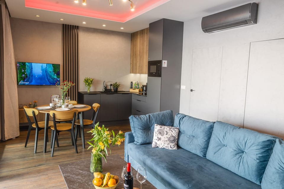 TV and multimedia, Kitchen or kitchenette, Living room, Seating area