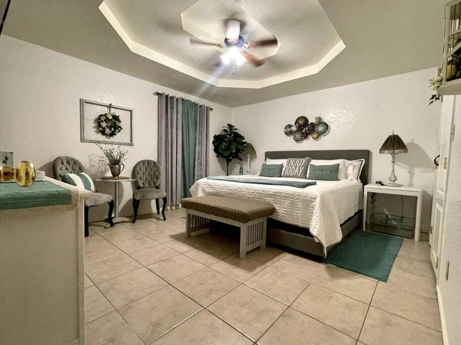 Bed, Photo of the whole room, Seating area, Bedroom, fireplace