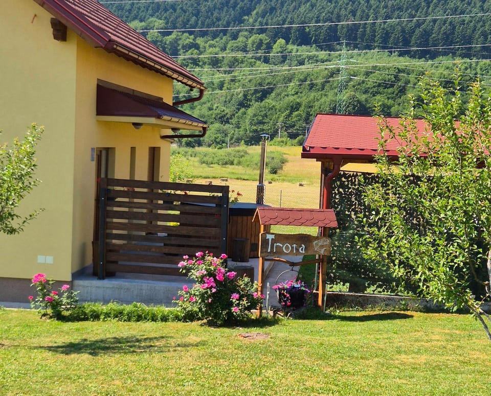 Kuća Trota - sauna, HOT TUB House in Lika-Senj County