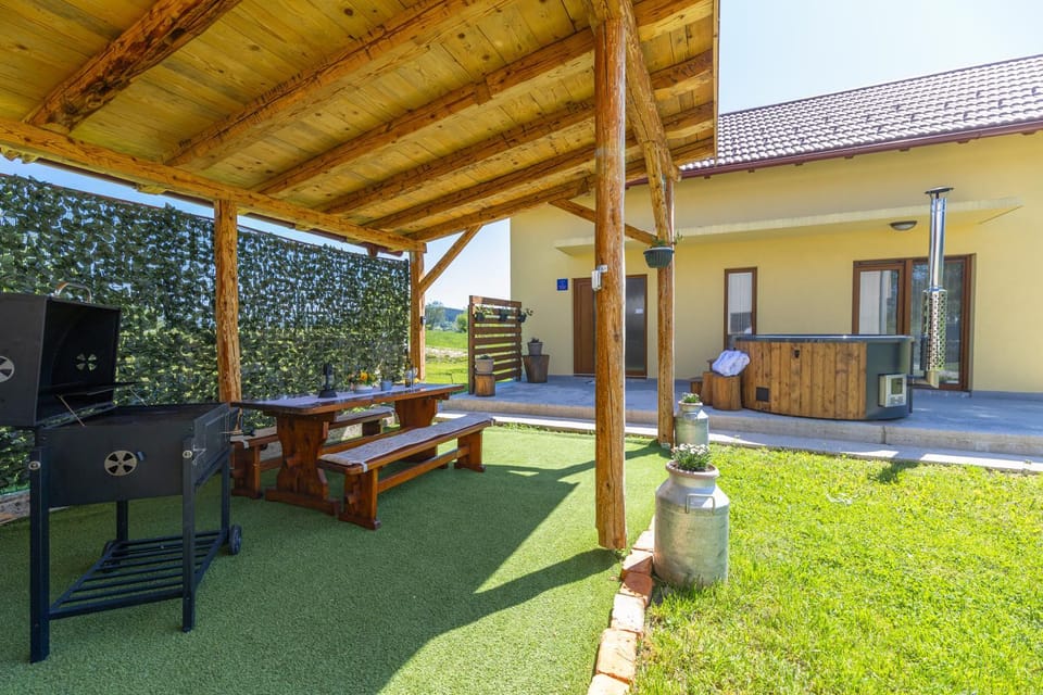 Kuća Trota - sauna, HOT TUB House in Lika-Senj County