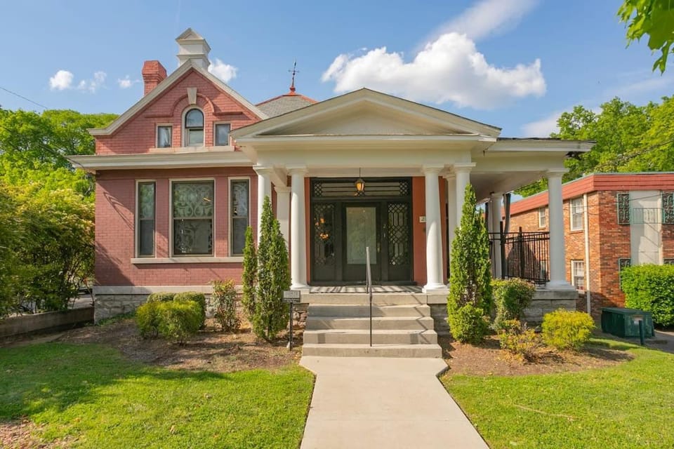 Historic Jewel Walk to Eats & Shops House in Nashville