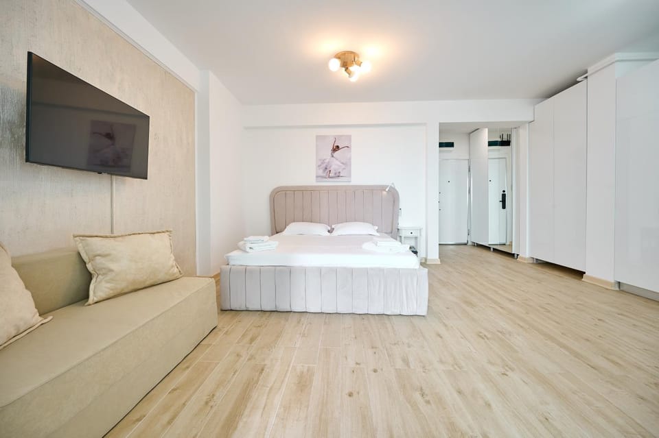 Bed, TV and multimedia, towels, wardrobe