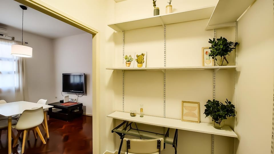 TV and multimedia, Living room, Lobby or reception, Seating area, Dining area