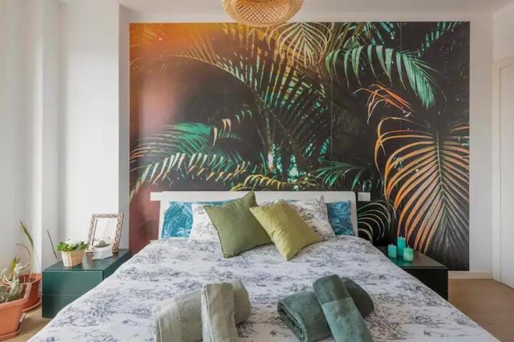 Bed, Photo of the whole room, Bedroom, towels