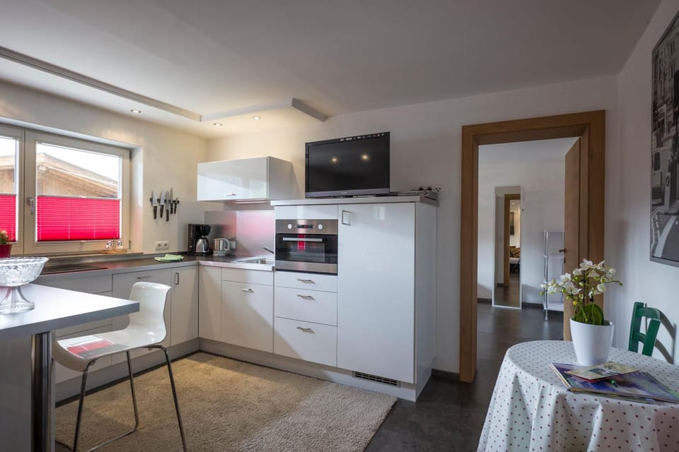 Kitchen or kitchenette, Living room, Photo of the whole room, Decorative detail, Dining area, Area and facilities