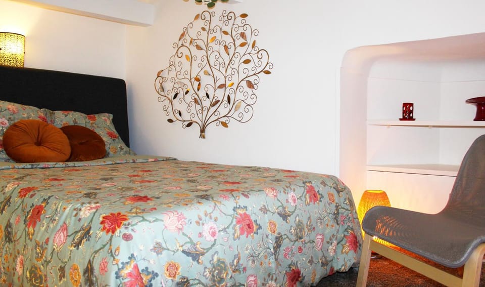Bed, Seating area, Bedroom