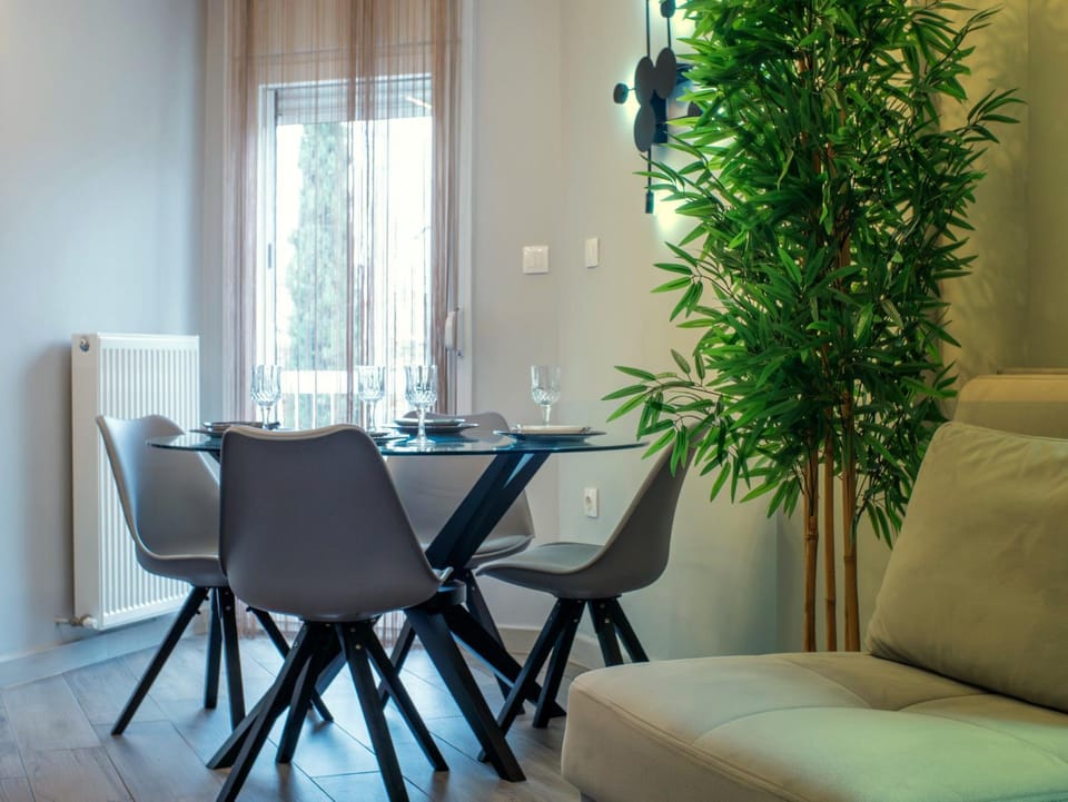 View (from property/room), Seating area, Dining area