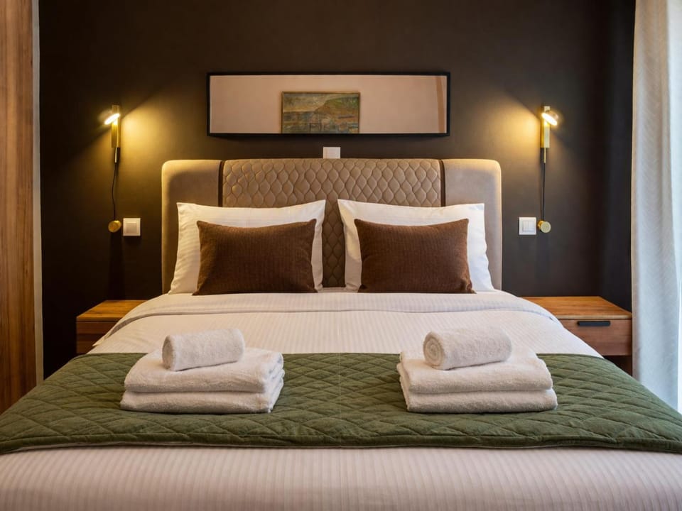 Bed, Bedroom, towels