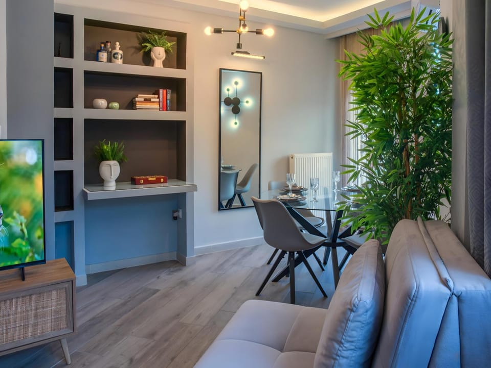 Living room, Seating area, Dining area
