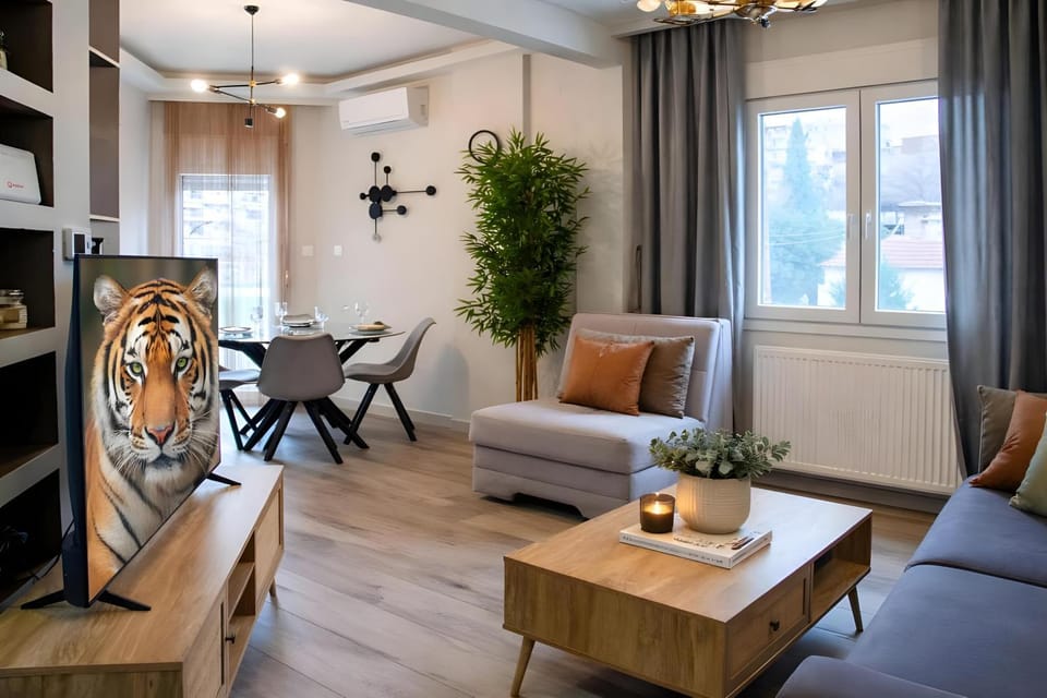 TV and multimedia, Living room, Seating area, Dining area