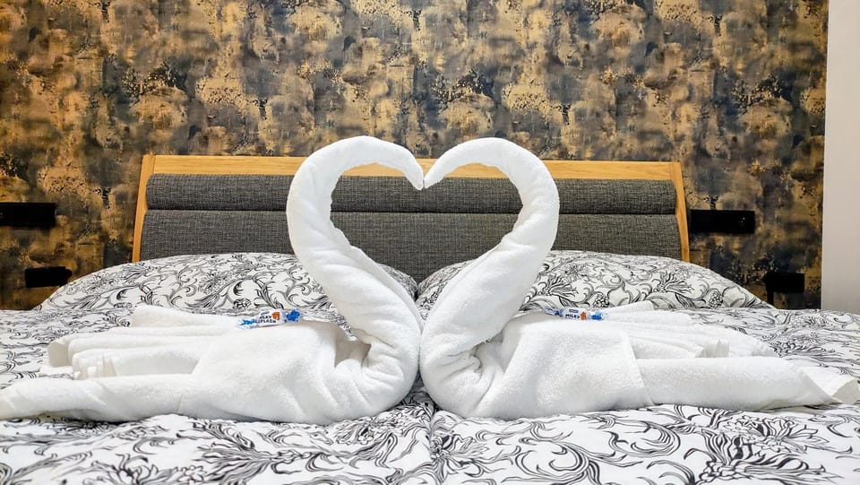Bed, Bedroom, towels