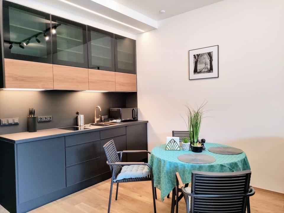 Kitchen or kitchenette, Living room, Seating area, Dining area, minibar