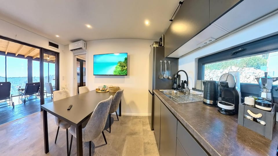 TV and multimedia, Coffee/tea facilities, View (from property/room), Kitchen or kitchenette, Living room, Dining area, Sea view, dishwasher, kitchen, air conditioner