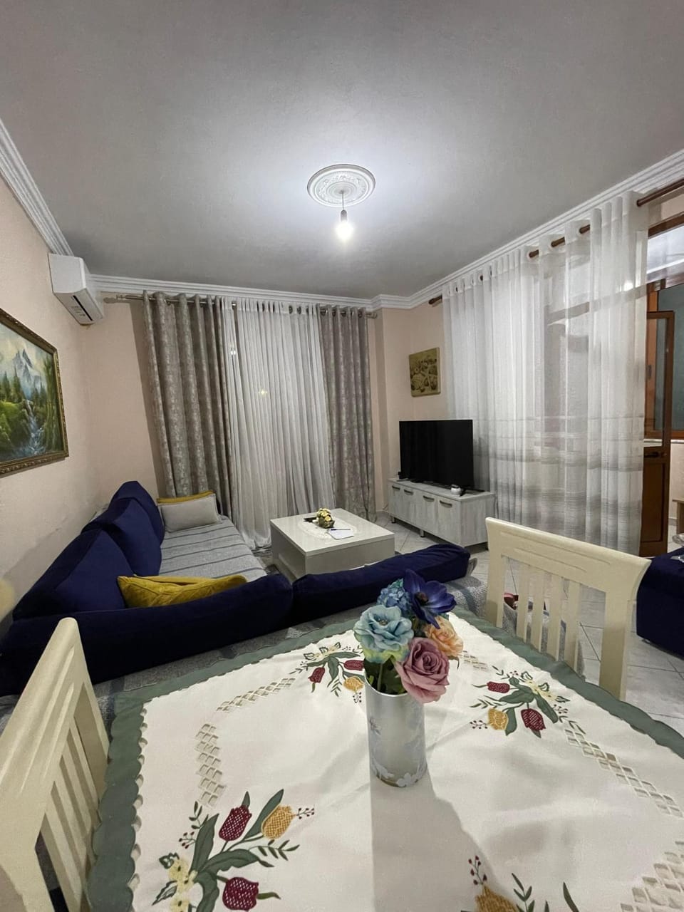TV and multimedia, Living room, Seating area, Dining area