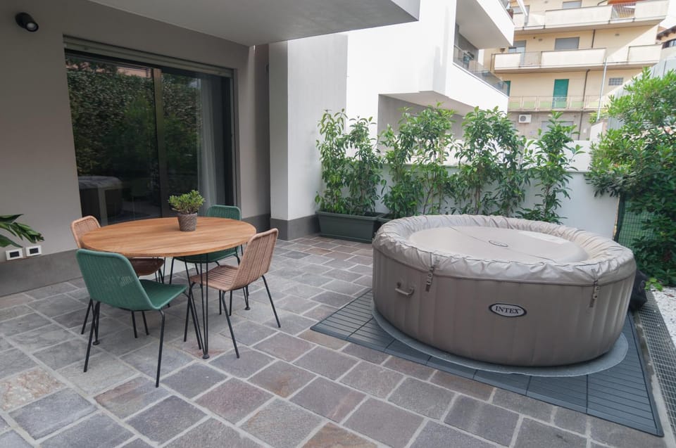 Day, Garden, Hot Tub, Dining area, Garden view