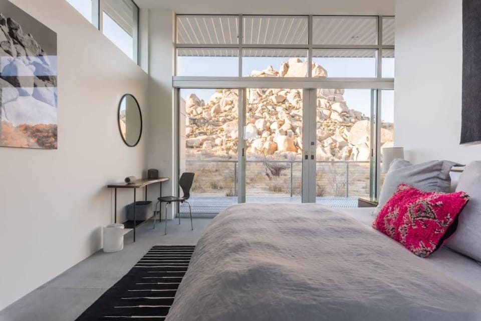 Hi-Desert Fade- Surrounded by Boulders w Cold Tub House in Southern California
