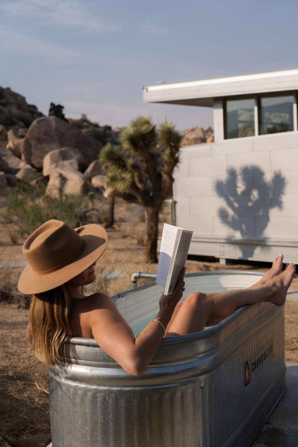 Hi-Desert Fade- Surrounded by Boulders w Cold Tub House in Southern California