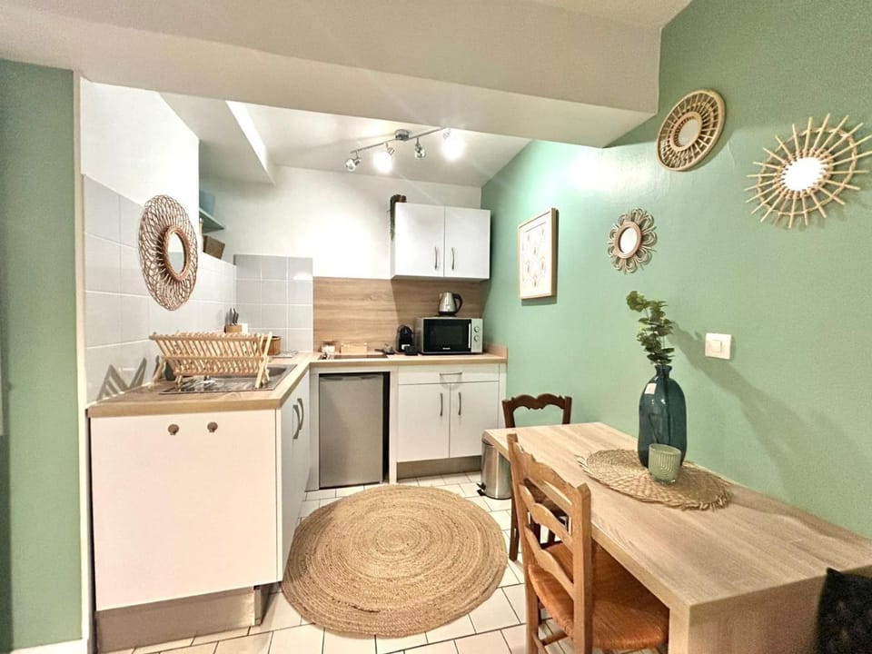 Kitchen or kitchenette, Dining area, stove