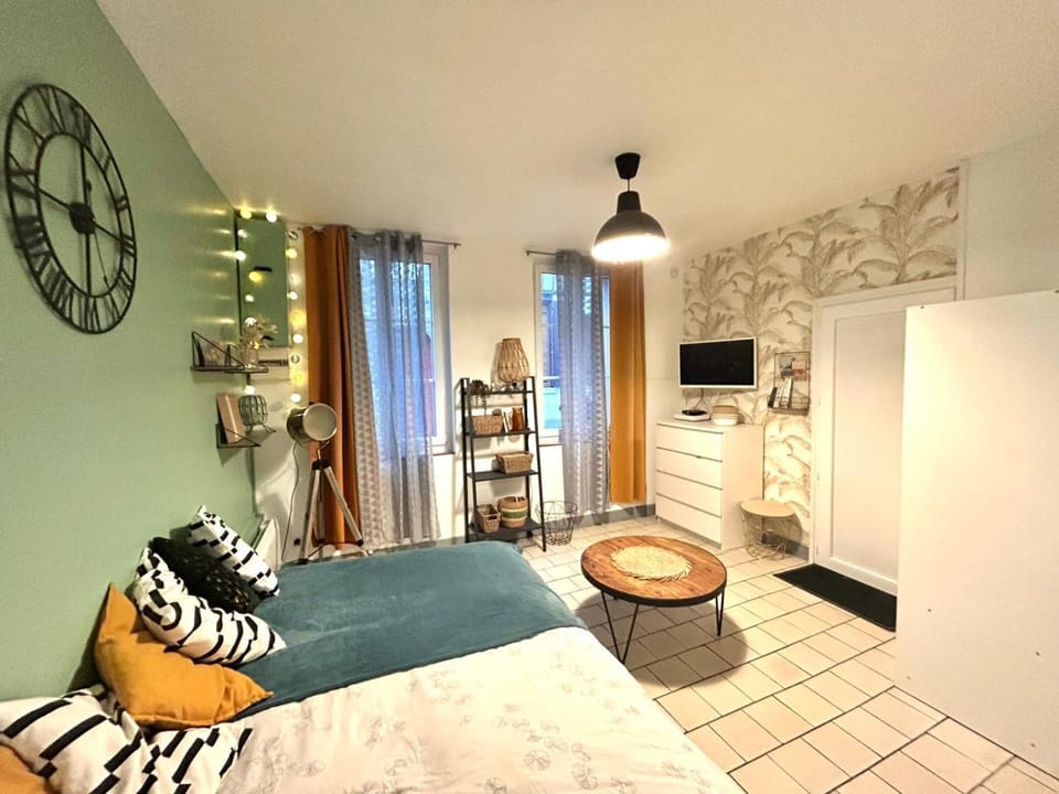TV and multimedia, Photo of the whole room, Bedroom