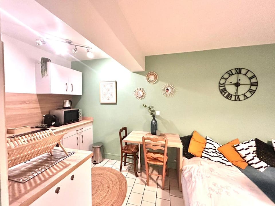 Kitchen or kitchenette, Seating area, Dining area