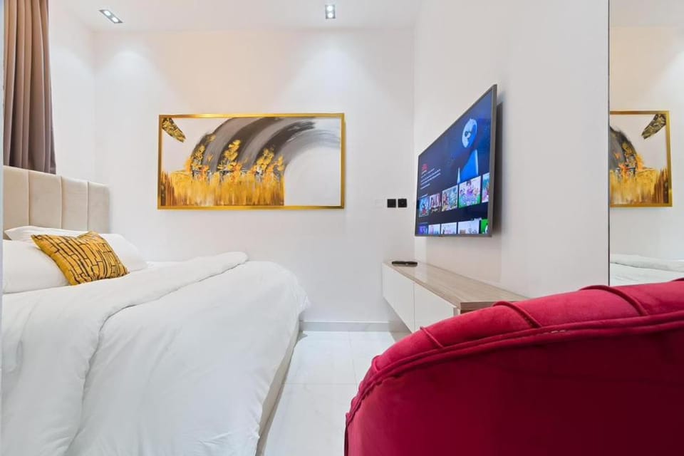 Bed, TV and multimedia, Bedroom