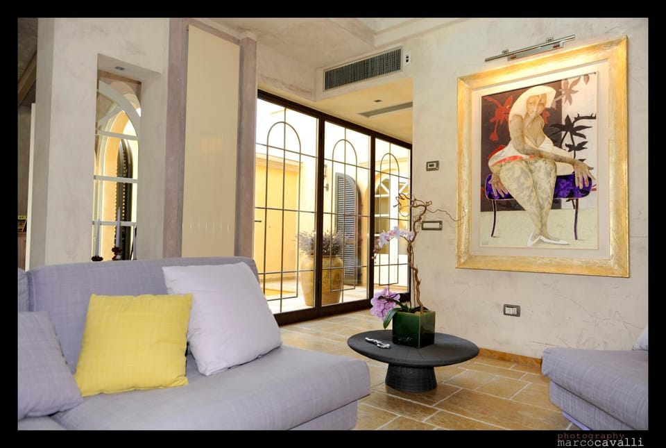 Communal lounge/ TV room