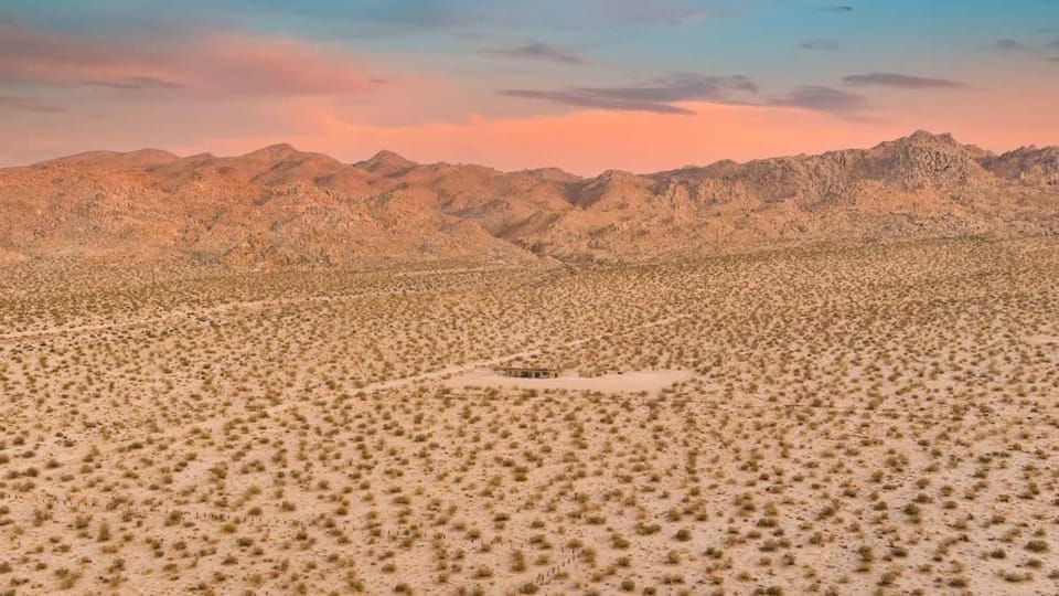 Estrella Perdida - Joshua Tree Off-Grid Soaking Tub House in Southern California