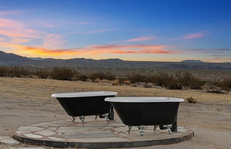 Estrella Perdida - Joshua Tree Off-Grid Soaking Tub House in Southern California