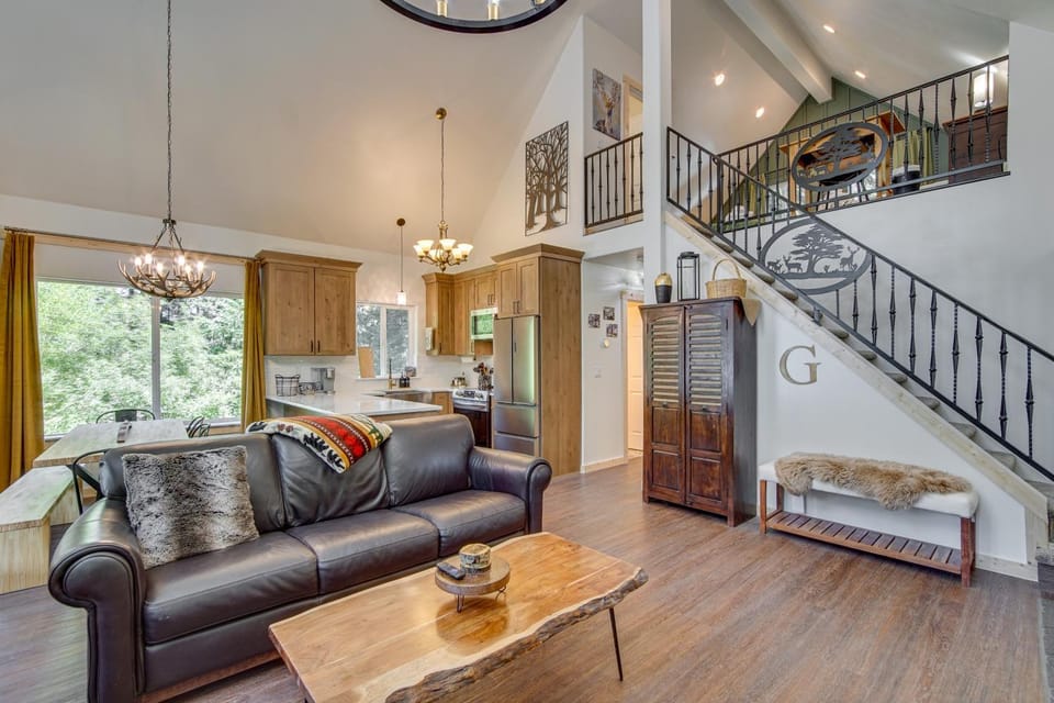 Unwind in Cle Elum: Hot Tub & Cozy Fireplace! House in Kittitas County