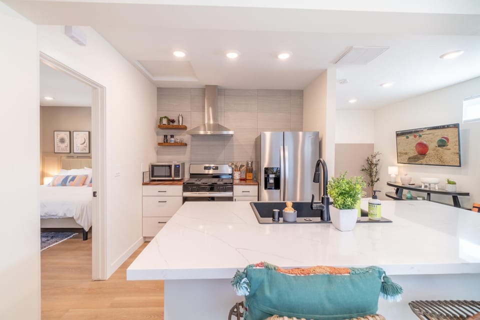 Kitchen or kitchenette, Seating area, Dining area