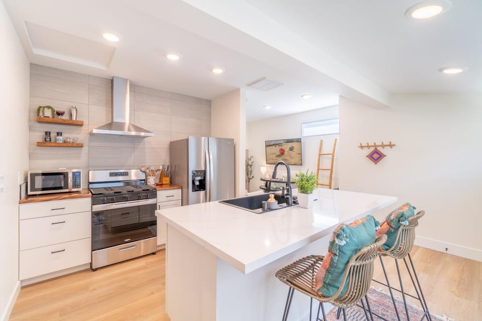 Kitchen or kitchenette, Dining area, toaster
