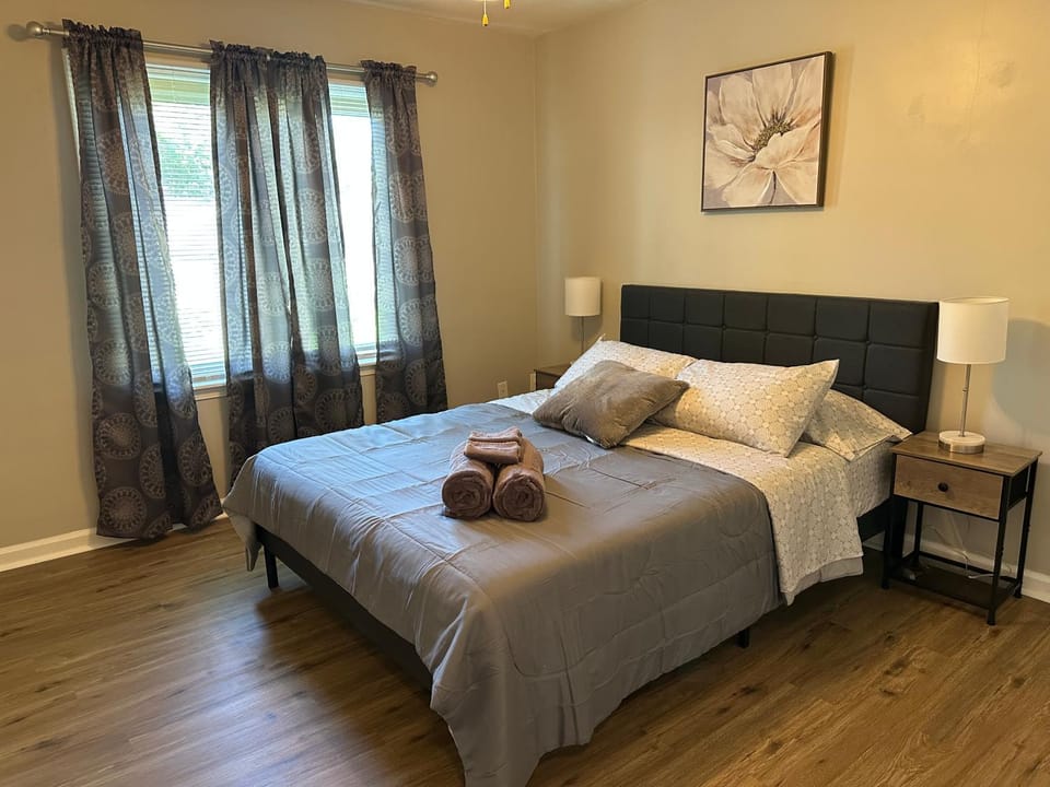 Bed, Bedroom, towels