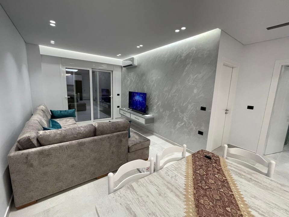 Bed, TV and multimedia, Living room, Seating area
