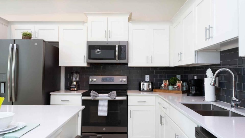 Strategic Condo 2 Bd Close to Disney Storey Lake Apartment in Kissimmee