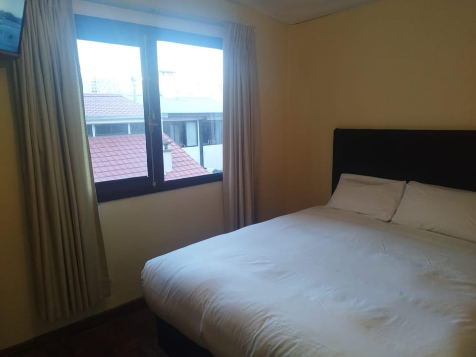Property building, Bed, Photo of the whole room, Bedroom, Sunrise