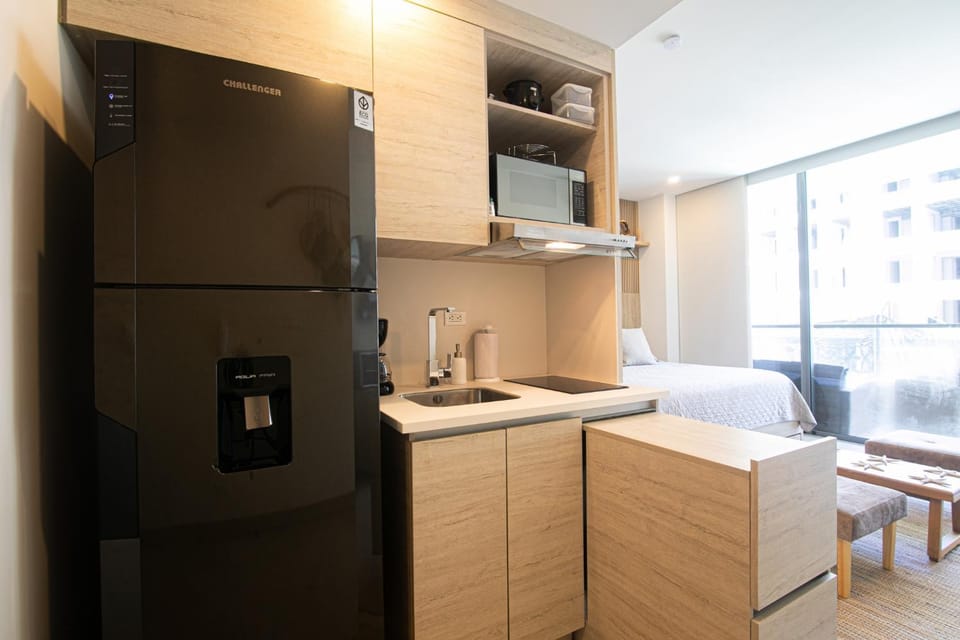 Kitchen or kitchenette, minibar