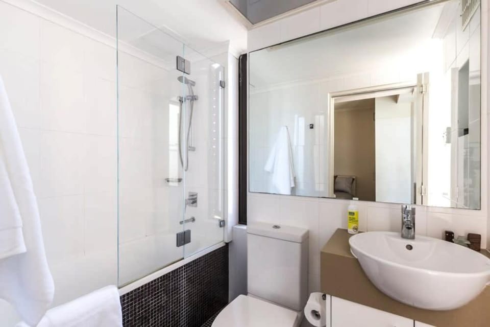 Shower, Toilet, Bathroom, Bath, towels