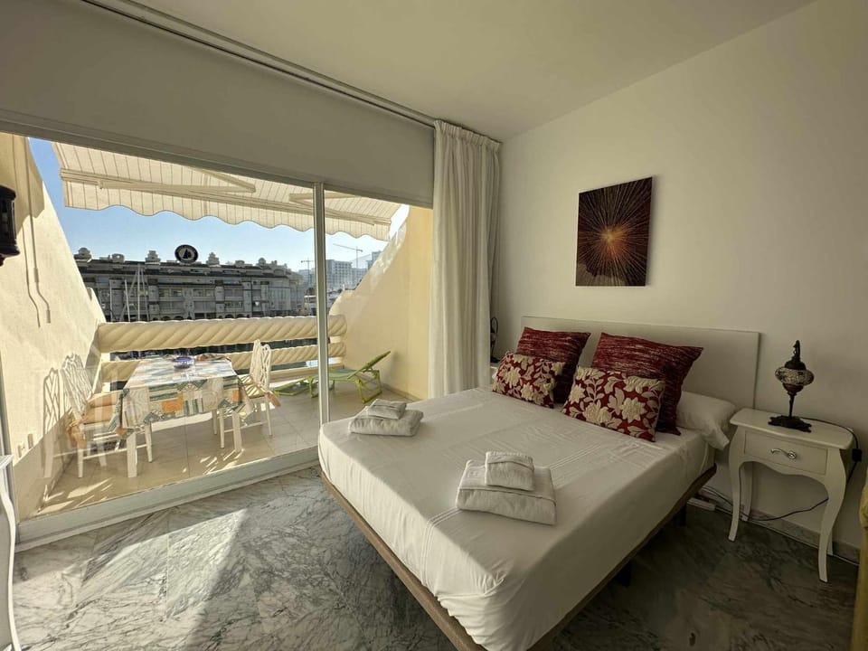 Bed, Bird's eye view, Balcony/Terrace, Photo of the whole room, City view, Sea view