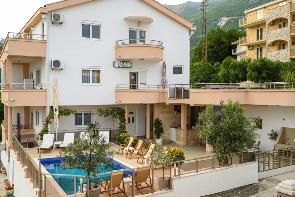 Property building, Patio, Day, Natural landscape, View (from property/room), Balcony/Terrace, Mountain view, Pool view, Swimming pool, sunbed