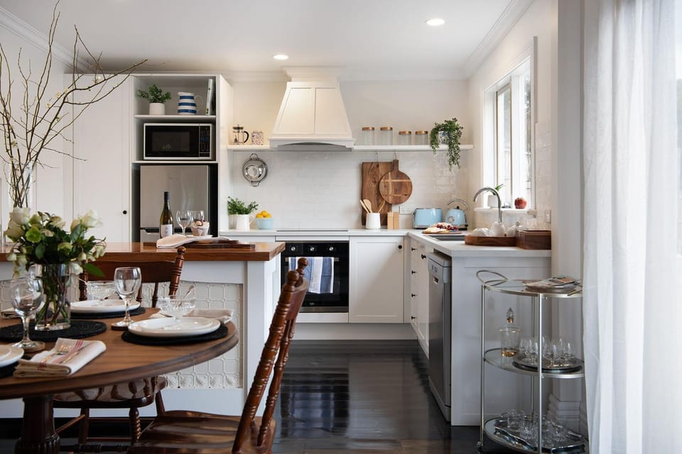 Kitchen or kitchenette, Dining area