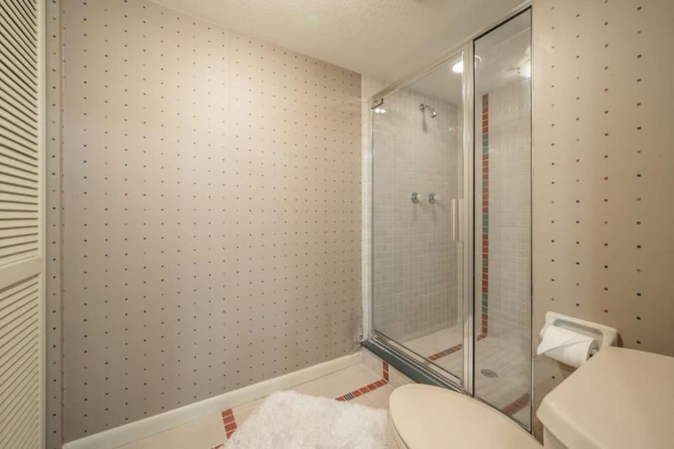 Shower, Toilet