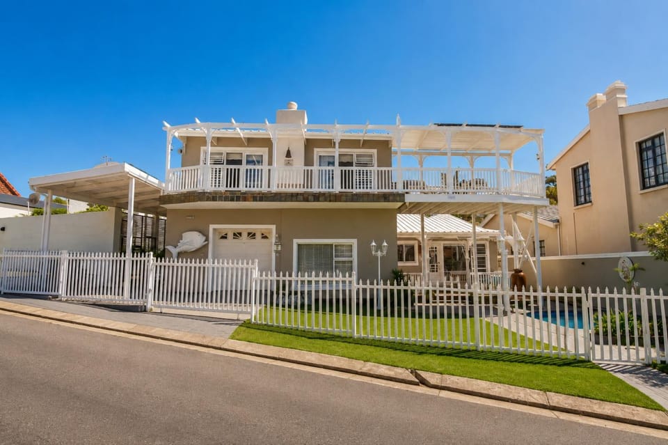 Property building, Day, Garden, Swimming pool