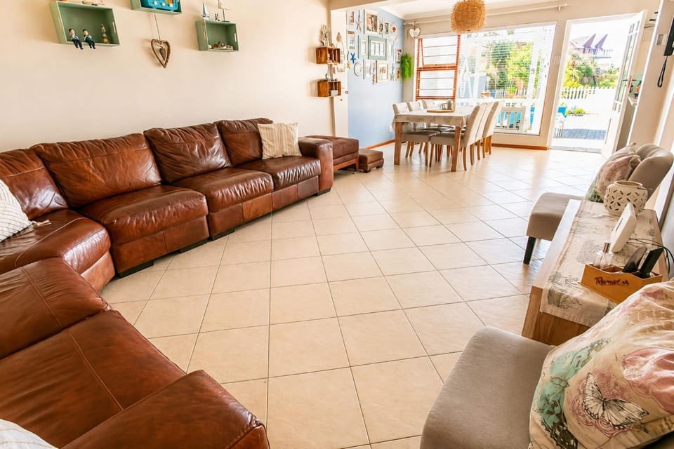 Communal lounge/ TV room, Living room, Seating area