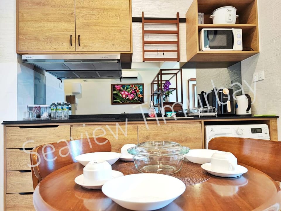 Coffee/tea facilities, Kitchen or kitchenette, Dining area, minibar
