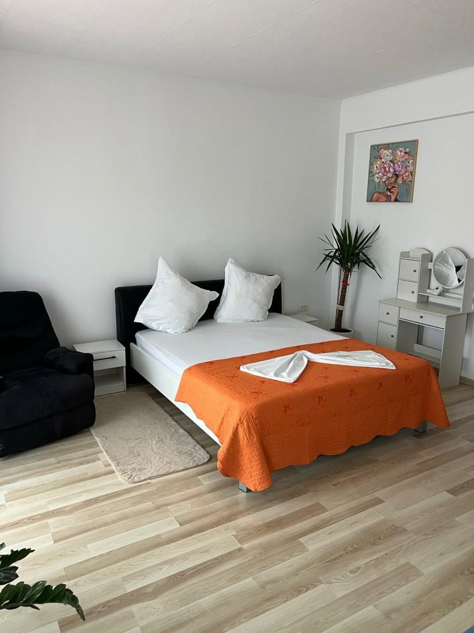 Bed, Photo of the whole room, Seating area, Bedroom