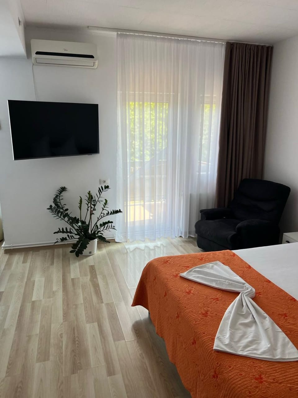 Communal lounge/ TV room, Bed, TV and multimedia, Photo of the whole room, Bedroom, air conditioner
