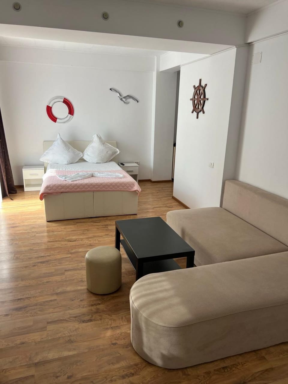 Bed, Photo of the whole room, Seating area, Bedroom
