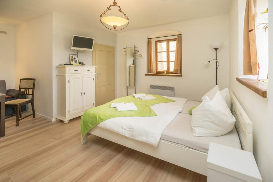 Bed, TV and multimedia, Photo of the whole room, Seating area, Bedroom, wardrobe