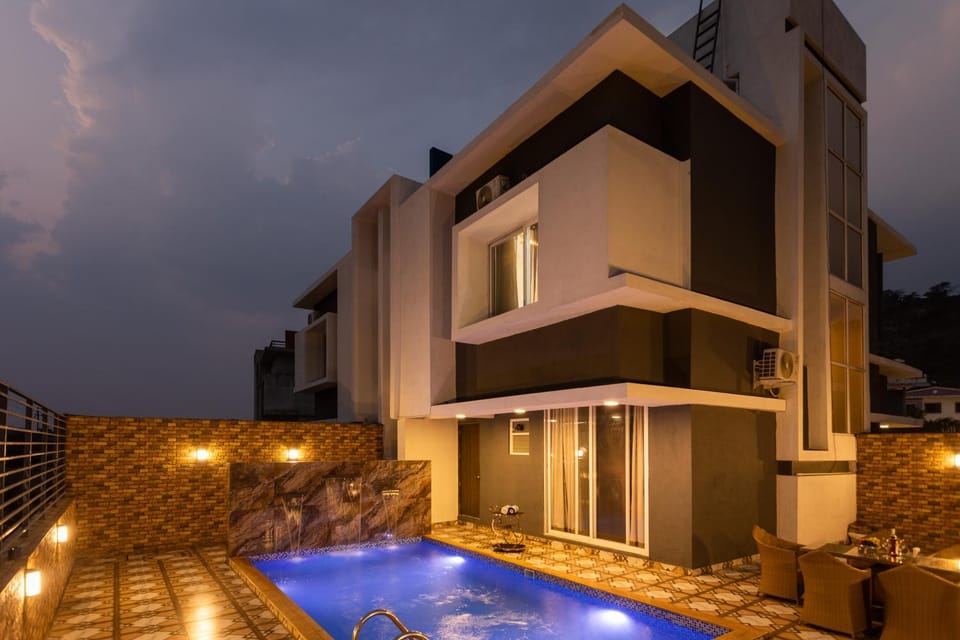 Property building, Patio, Night, Pool view, Swimming pool, Swimming pool, sunbed